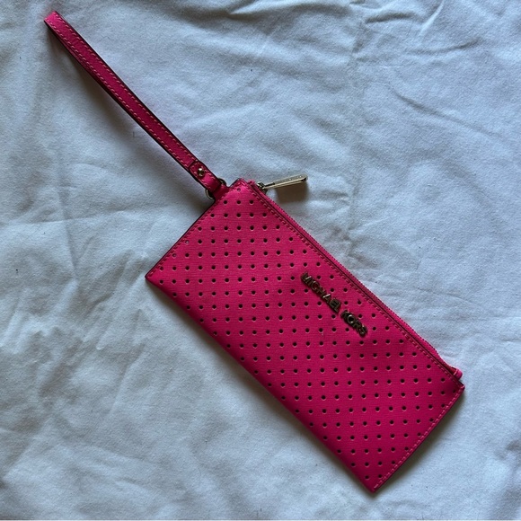 💓 Michael Kors Perforated Pink Leather Wristlet 💓 - Picture 3 of 6